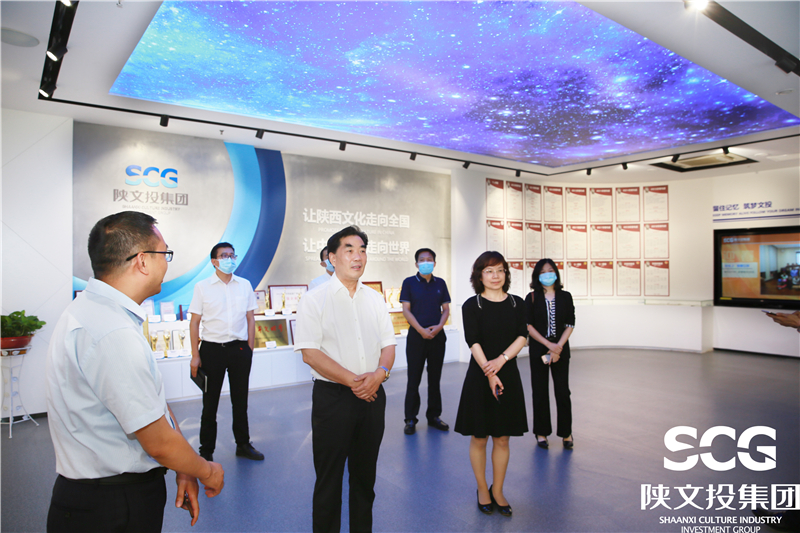 在集团企业文化展厅参观