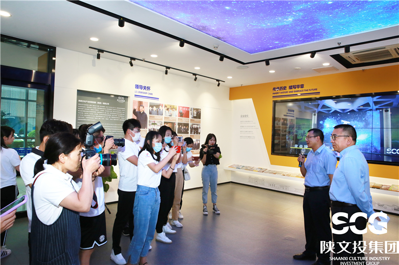在集团企业文化展厅参观