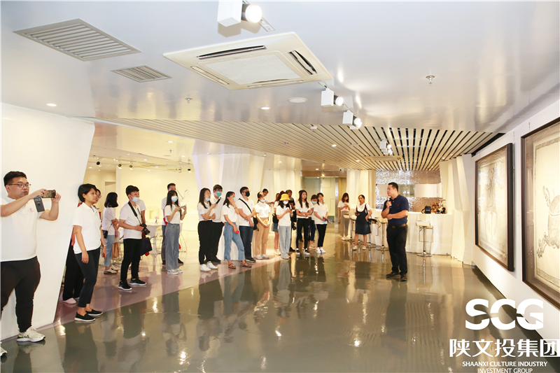 在陕西文交所艺术精品展厅参观