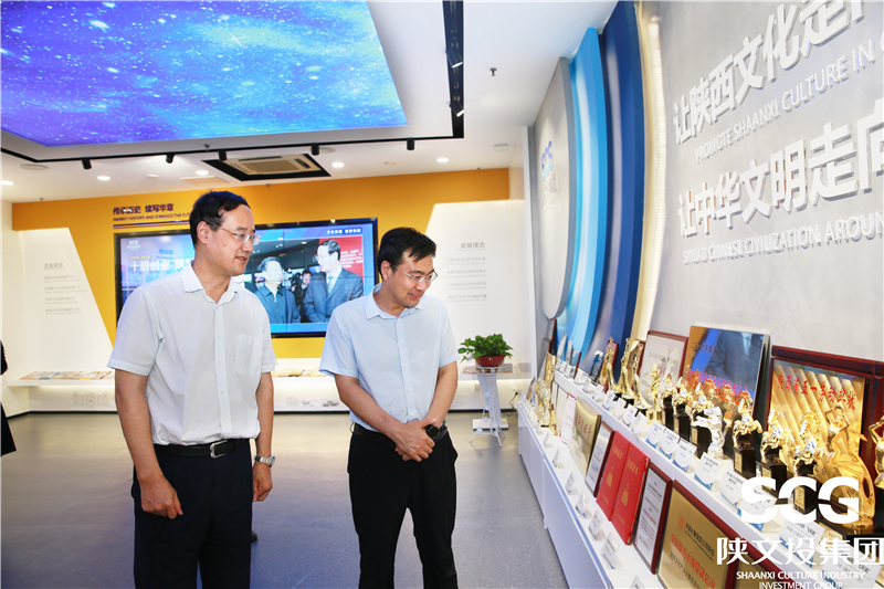 在集团企业文化展厅参观